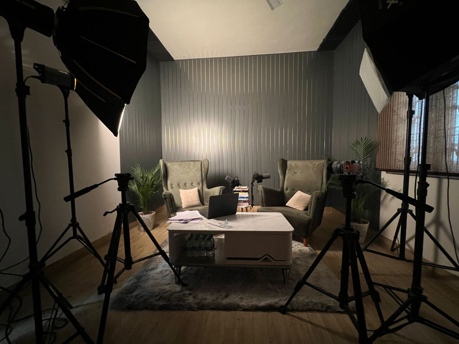 Setup 01 — Classic Conversation